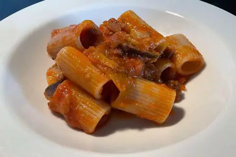 Rigatoni al ragù di melanzane