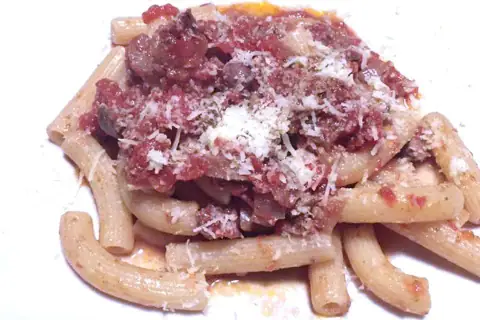 Pio Muto ci porta a Benevento con maccheroni e ragù di frattaglie di pollo