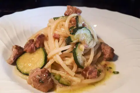 Chitarra con tonno freso, zucchine, aglio da taglio e limone