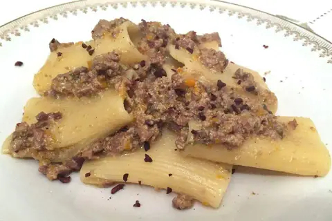 Oggi, Santa Lucia, la stagione chiama il ragù. Roberta Conti con noi
