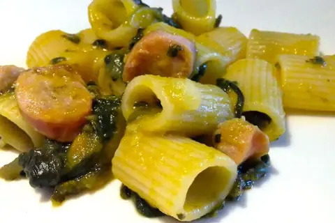 Halloween casalingo con mezzemaniche, crema di zucca, bietole e luganega