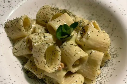 C'è l'aneto, indovinate chi c'è dietro i fornelli?