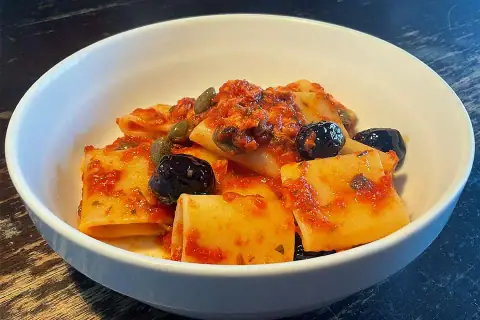 Mezzi Paccheri con sgombro, olive nere e capperi