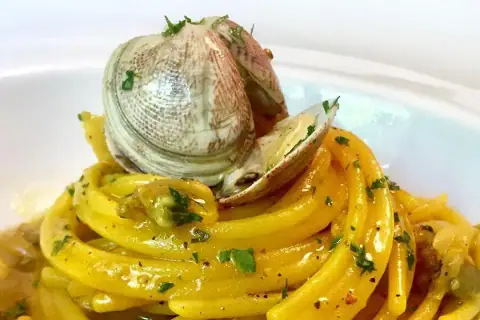 Venerdì vongole! Se le cucina Lorenzo Fabio Rossi è una garanzia