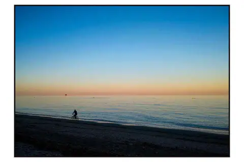 In bicicletta lungo mare...