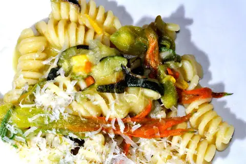 Da Casa Latini fusilli con crema di patate, cipolle rosse, zucchine e fiori di zucchina