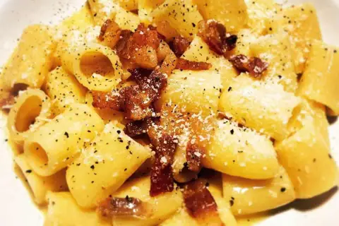 La ricetta delle mezzemaniche alla carbonara di Pio Muto