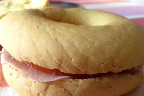 Due Rosselle, una fetta di pomodoro e una fetta di mortadella
