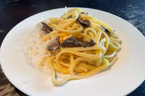 L'Indomabile Tagliolino burro, parmigiano e tartufo nero a lamelle