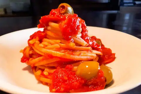 Trenette con aglione e olive verdi al peperoncino