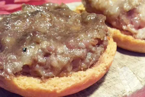 La salsiccia di fegato appena cotta sulla Rossella
