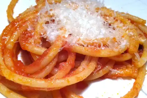 I bucatini all'arrabbiata, semplici e gustosi dal ricettario di Casa Latini