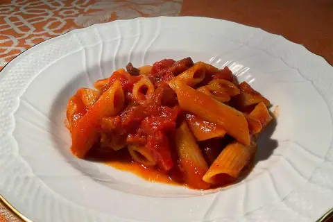 Due penne all'amatriciana non si rifiutano mai...