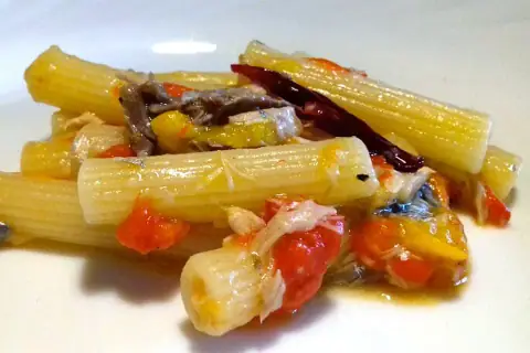 Maccheroni peperoni rossi, gialli e cruschi da Casa Latini