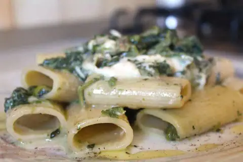 Gli schiaffoni con stracciatella e spinaci del gastrologo Maurizio Digiuni