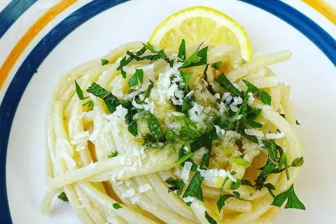 Spaghettini zenzero, limone e erba cipollina